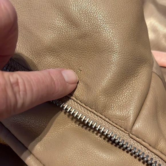 Abercrombie & Fitch-L-Tan-vegan leather, sleeveless, oversized, puffer, vest. - Picture 12 of 12